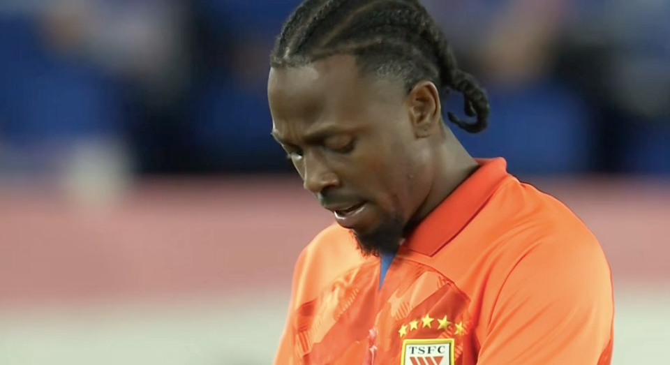 九游娱乐-皖南黑豹队对阵庐州鲸鲨队，足球杯赛爆冷，门将神扑救主——高压逼抢成功(fifa23怎么让球员上前逼抢)