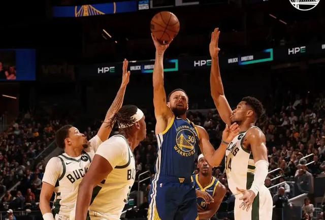 库里在雄鹿比赛中战术调整，连败引发热议！的简单介绍